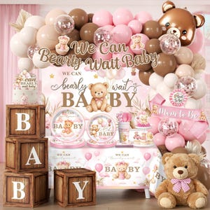 Könnte beinhalten: Ein Babyparty-Set mit einem Ballonbogen in Rosa und Braun im Teddybären-Design. Enthält einen Hintergrund mit dem Text We Can Bearly Wait Baby, Holzwürfel mit der Aufschrift BABY, Pappteller, Becher und einen Plüsch-Teddybären mit einer Schleife.