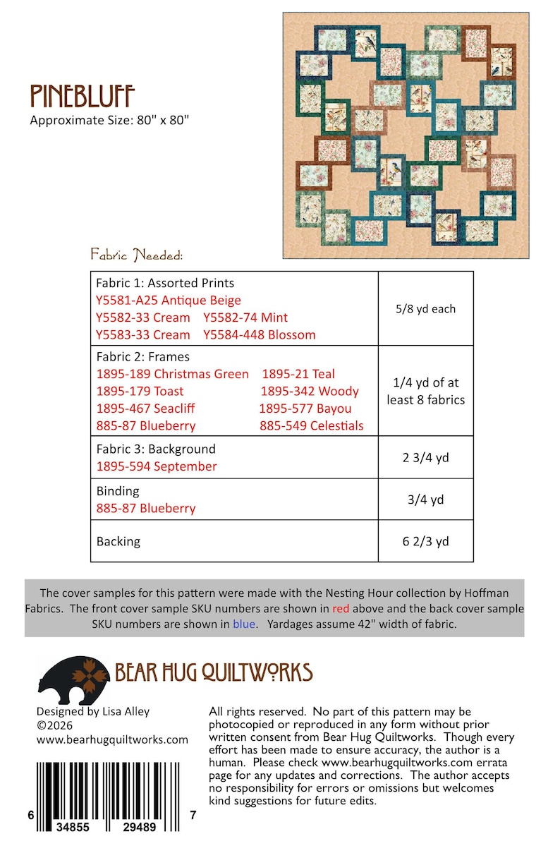 Może przedstawiać: Wz&oacute;r pikowania Pinebluff od Bear Hug Quiltworks przedstawiający kwadratowy projekt o wymiarach 203 cm na 203 cm z beżowym tłem oraz siatką kwadrat&oacute;w z tkaniny w kwiatowe i ptasie wzory, obramowanych w odcieniach ciemnej zieleni i błękitu.