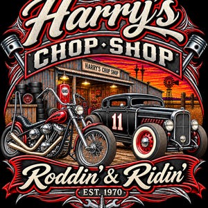 Pu&ograve; includere: Un'illustrazione grafica con una motocicletta rossa e un'auto hot rod nera parcheggiate davanti a un'officina al tramonto. Il testo recita Harry's Chop Shop, Roddin' & Ridin' e EST. 1970. Il design include pistoni e chiavi inglesi.