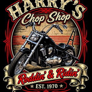 Puede incluir: Una ilustraci&oacute;n gr&aacute;fica de una motocicleta negra centrada en un marco circular. El texto dice HARRY'S CHOP SHOP en la parte superior y Roddin' & Ridin' EST. 1970 en una pancarta en la parte inferior. El dise&ntilde;o presenta rayas rojas y un fondo texturizado.