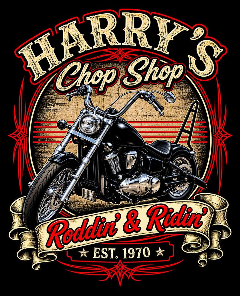 Puede incluir: Una ilustraci&oacute;n gr&aacute;fica de una motocicleta negra centrada en un marco circular. El texto dice HARRY'S CHOP SHOP en la parte superior y Roddin' & Ridin' EST. 1970 en una pancarta en la parte inferior. El dise&ntilde;o presenta rayas rojas y un fondo texturizado.