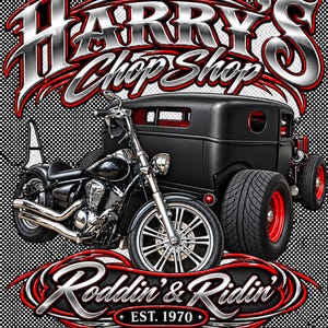 Puede incluir: Un dise&ntilde;o gr&aacute;fico que muestra una motocicleta negra y un coche hot rod negro. El texto dice HARRY'S CHOP SHOP en la parte superior y Roddin' & Ridin' EST. 1970 en la parte inferior. El dise&ntilde;o usa letras plateadas met&aacute;licas con detalles rojos sobre un fondo a cuadros.