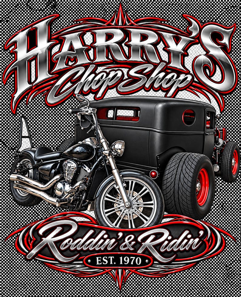 Puede incluir: Un dise&ntilde;o gr&aacute;fico que muestra una motocicleta negra y un coche hot rod negro. El texto dice HARRY'S CHOP SHOP en la parte superior y Roddin' & Ridin' EST. 1970 en la parte inferior. El dise&ntilde;o usa letras plateadas met&aacute;licas con detalles rojos sobre un fondo a cuadros.