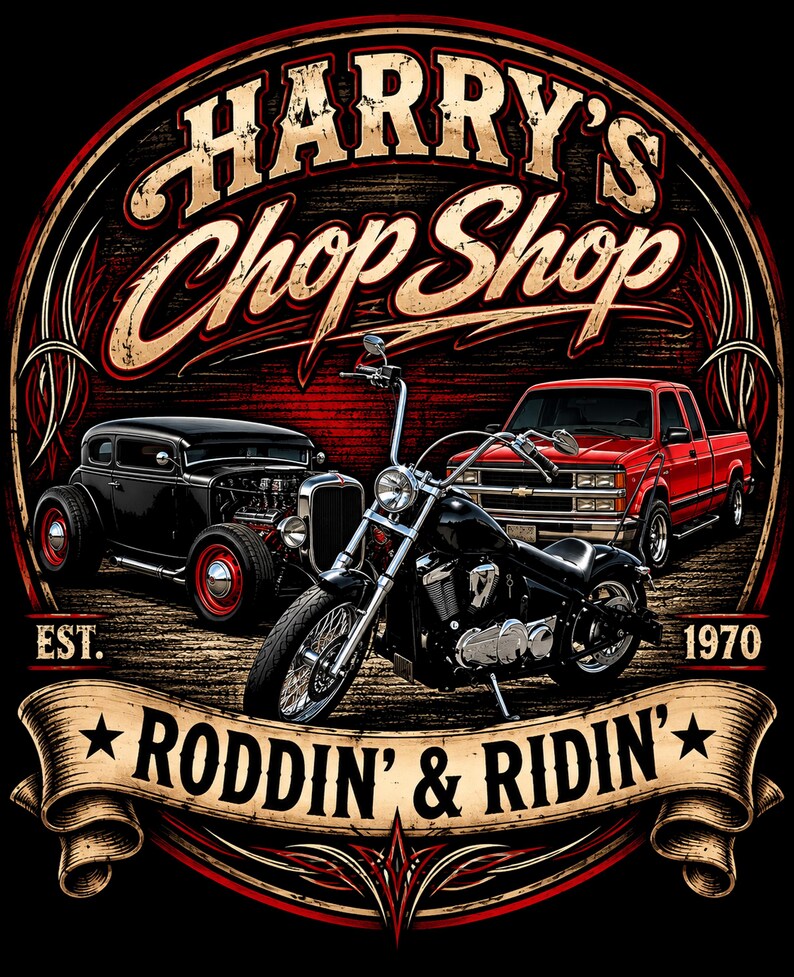Puede incluir: Una ilustraci&oacute;n gr&aacute;fica que muestra un hot rod negro, una camioneta roja y una motocicleta negra dentro de un marco circular. El texto dice Harry's Chop Shop, Est. 1970 y Roddin' & Ridin' en una pancarta en la parte inferior sobre fondo negro.