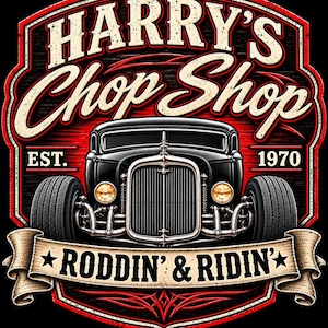 Pode incluir: Um design gr&aacute;fico apresentando um carro hot rod preto centralizado dentro de um emblema em forma de escudo vermelho e preto. O texto diz Harry's Chop Shop, Est. 1970, e Roddin' & Ridin' em uma faixa bege. O design inclui far&oacute;is amarelos e detalhes cromados.