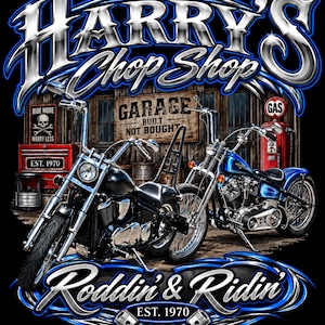 Pode incluir: Um design gr&aacute;fico com duas motocicletas em frente a uma garagem com o texto Harry's Chop Shop e Roddin' & Ridin' Est. 1970. A imagem inclui uma caixa de ferramentas vermelha, uma bomba de gasolina e uma placa Garage Built Not Bought.