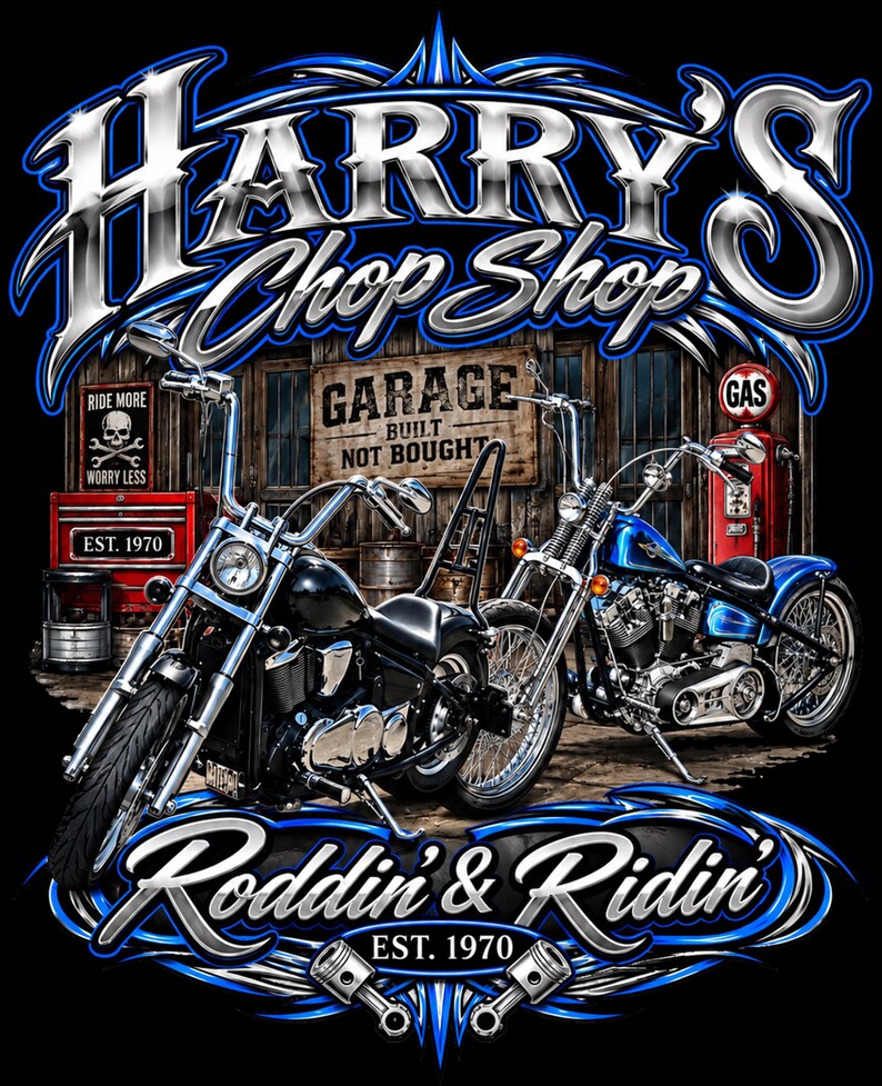 Pode incluir: Um design gr&aacute;fico com duas motocicletas em frente a uma garagem com o texto Harry's Chop Shop e Roddin' & Ridin' Est. 1970. A imagem inclui uma caixa de ferramentas vermelha, uma bomba de gasolina e uma placa Garage Built Not Bought.