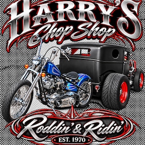 Puede incluir: Un dise&ntilde;o gr&aacute;fico que muestra una motocicleta azul y un coche hot rod negro. El texto dice HARRY'S CHOP SHOP en la parte superior y Roddin' & Ridin' EST. 1970 en la inferior. El fondo es un patr&oacute;n de cuadros blanco y negro con rayas rojas.