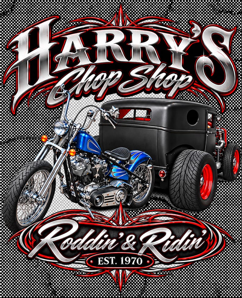 Puede incluir: Un dise&ntilde;o gr&aacute;fico que muestra una motocicleta azul y un coche hot rod negro. El texto dice HARRY'S CHOP SHOP en la parte superior y Roddin' & Ridin' EST. 1970 en la inferior. El fondo es un patr&oacute;n de cuadros blanco y negro con rayas rojas.