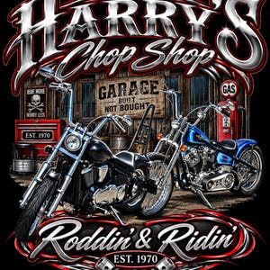 Puede incluir: Un dise&ntilde;o gr&aacute;fico con el texto Harry's Chop Shop y Roddin' & Ridin' Est. 1970. La imagen muestra dos motocicletas personalizadas, una negra y otra azul, estacionadas frente a un garaje de madera con una bomba de gasolina roja y caja.