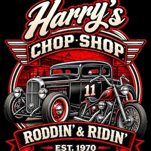 Pu&ograve; includere: Un design grafico che mostra una hot rod nera con il numero 11 e una motocicletta rossa. Il testo recita Harry's CHOP SHOP, RODDIN' & RIDIN' e EST. 1970. Il design utilizza uno schema di colori rosso e nero con ali stilizzate e bordi circolari.