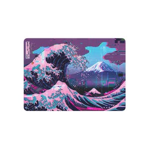 Peut inclure: Un tapis de bureau rectangulaire présentant une interprétation numérique style glitch de La Grande Vague de Kanagawa. Le design utilise une palette vibrante de rose néon, violet et cyan, représentant une grande vague et le mont Fuji avec du texte japonais.