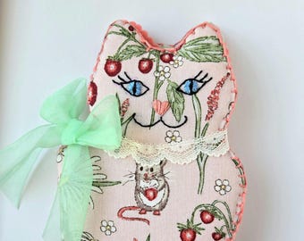 Kitty Needle Book, Cute sewing gift, 100% Cotton fabric. Felt pages to organize your pins & needles, strawberry mouse print fabric