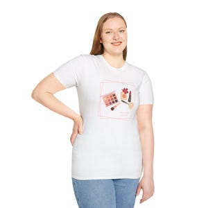 T-shirt voor je ochtendroutine, T-shirt met esthetische make-upprint, schattig T-shirt met cosmetica-afbeeldingen, minimalistische top voor je dagelijkse routine, trendy cadeau voor haar