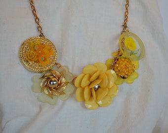 Element necklace in yellow