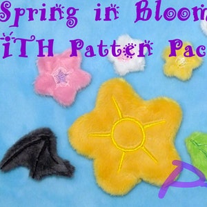 Könnte beinhalten: Ein Set mit acht Filz-Blumen- und Flügel-Applikationsmustern zum Sticken. Die Muster umfassen eine gelbe Sonnenblume, eine rosa Blume, eine weiße Blume, eine gelbe Blume, ein grünes Blatt, einen rosa Flügel, einen weißen Flügel und einen grauen Flügel. Die Muster sind mit "Spring in Bloom iTH Pattern Pack" beschriftet.