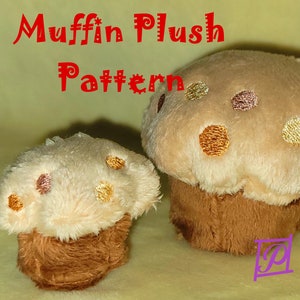 Könnte beinhalten: Zwei Plüsch-Muffin-Spielzeuge, eines größer als das andere. Beide sind beige mit braunen Böden und haben braune und goldene Punkte gestickt. Der größere Muffin ist im Hintergrund und der kleinere Muffin im Vordergrund. Der Text "Muffin Plush Pattern" ist oben im Bild in Rot geschrieben.