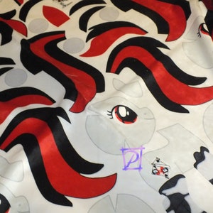 Puede incluir: Tela blanca con un patrón repetido de rayas negras y rojas. La tela presenta una cara de pony de dibujos animados con un ojo rojo y pestañas negras. La tela está diseñada para proyectos de costura.
