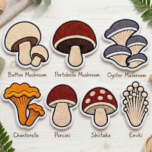 Pode incluir: Um conjunto de sete emblemas bordados de cogumelos, incluindo Button Mushroom, Portobello Mushroom, Oyster Mushroom, Chanterelle, Porcini, Shiitake e Enoki. Cada emblema tem uma borda branca e está identificado com o nome em texto preto.