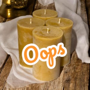 Puede incluir: Cuatro velas pilares sin aroma de color marrón claro. Las velas están dispuestas en círculo sobre un paño blanco.