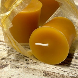 Beeswax Flat Top Votives Pure Beeswax Candles directly from the Beekeeper Bild 4