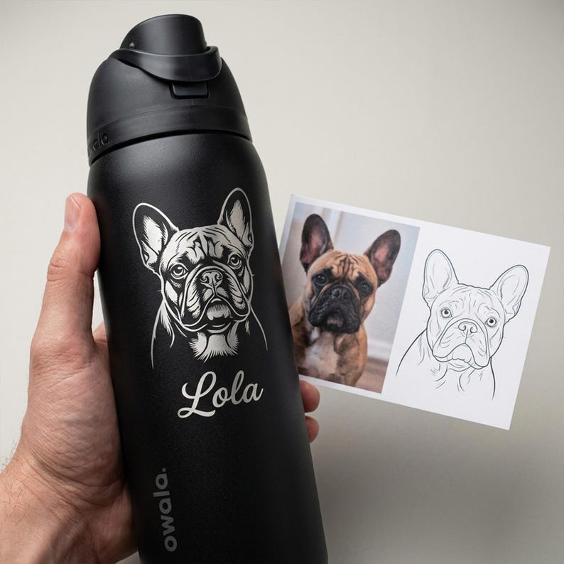 Puede incluir: Botella de agua negra Owala con una ilustraci&oacute;n blanca de un bulldog franc&eacute;s y el nombre "Lola". Una foto de un bulldog franc&eacute;s y un dibujo lineal est&aacute;n junto a la botella. La botella tiene una tapa negra.