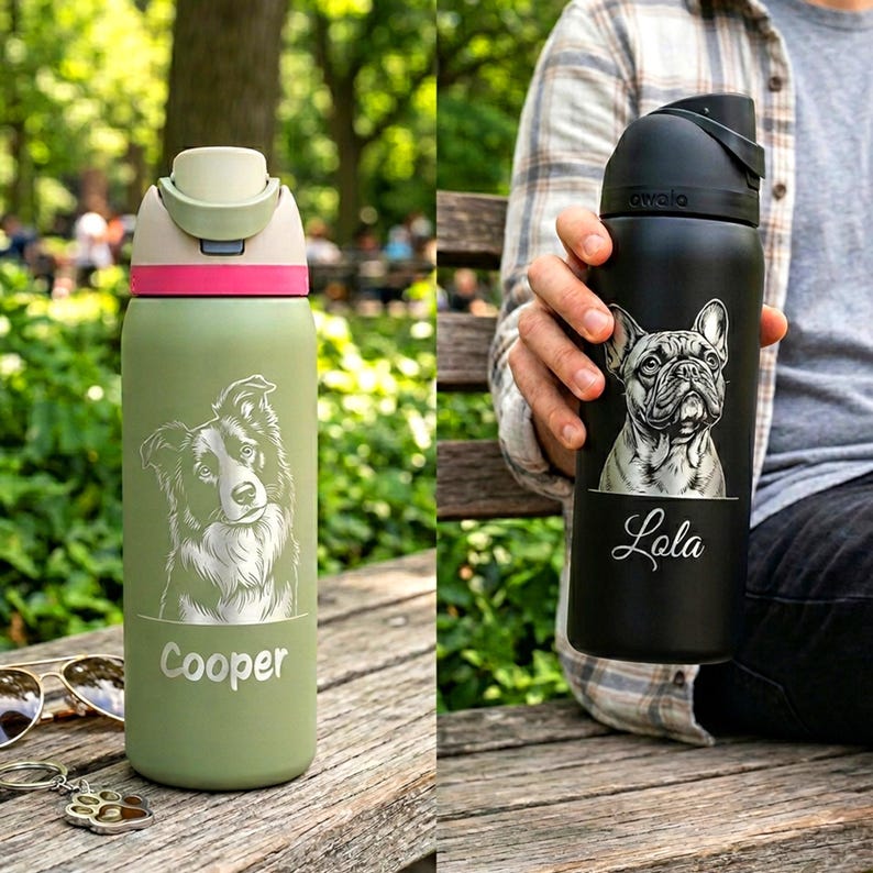 Puede incluir: Dos botellas de agua aisladas. Una es verde oliva con un retrato de perro blanco y el nombre "Cooper". La otra es negra con un retrato de bulldog franc&eacute;s y el nombre "Lola". Ambas botellas tienen una tapa abatible.