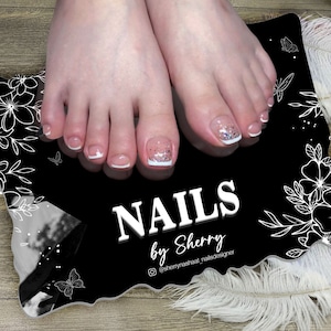 Puede incluir: Primer plano de dedos de los pies con pedicura, puntas francesas y detalles de purpurina. Las u&ntilde;as est&aacute;n sobre una superficie decorativa negra con el texto "NAILS by Sherry" en blanco. Dise&ntilde;os florales y de mariposas en los bordes.
