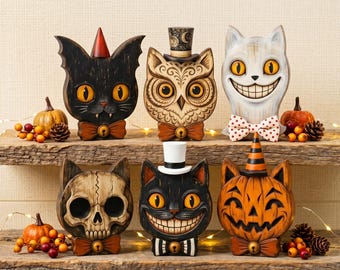 Pode incluir: Seis figuras decorativas com cabeças estilizadas de gatos e corujas com vários chapéus e laços. A coleção inclui um gato preto com um cone vermelho, uma coruja com cartola, um gato branco com laço de bolinhas, um gato com cara de caveira, um gato preto com cartola branca e um gato com cara de abóbora com chapéu listrado.