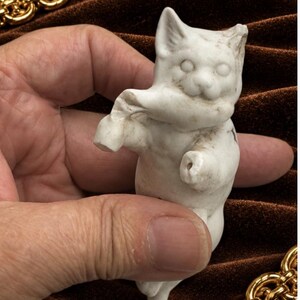 Gato de porcelana alemã antiga com peixe | Miniatura vintage de gato | Animal de porcelana alemã encantador | 11,7 cm (4,6")