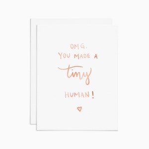 TINY HUMAN carte de papier d’or rose. Nouvelle carte de bébé. Carte de nouveaux parents. Nouvelle carte de maman. Vous avez fait une carte de vœux minuscule humaine.
