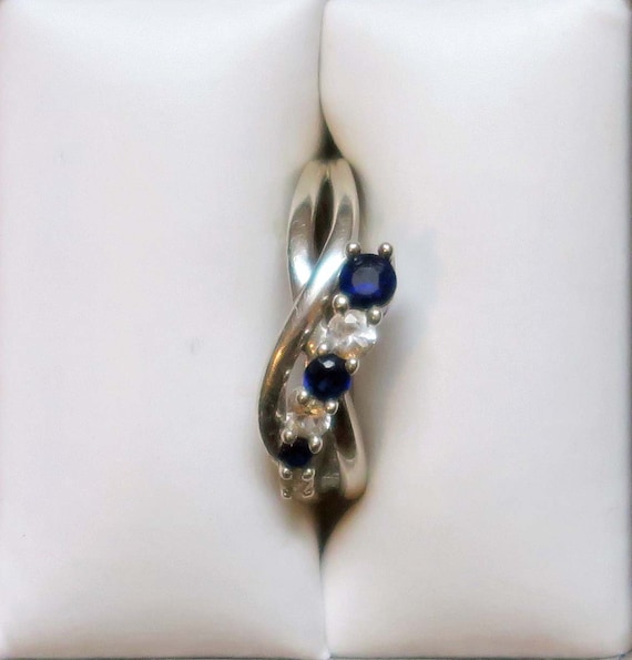 Ring Preowned Size 6 1/2 - A Cluster of Beautiful… - image 1