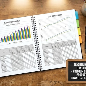 Può includere: Un raccoglitore di dati per insegnanti con rilegatura a spirale che presenta grafici a barre per il progresso della lettura, grafici a linee per il monitoraggio del livello e tabelle per gli studenti. Le pagine includono schede colorate e una piccola lavagna con la scritta TEACHER DATA BINDER - PREMIUM DIGITAL PRODUCT. DOWNLOAD & PRINT.