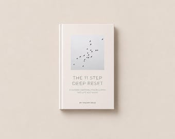 Puede incluir: Un diario de tapa dura de color crema con una imagen cuadrada de pájaros volando en un cielo pálido. El texto dice THE 11 STEP DEEP RESET, A GUIDED JOURNAL FOR BUILDING THE LIFE YOU WANT y BY THEORY HAUS en color gris oscuro.