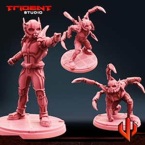 Könnte beinhalten: Drei monochrome rosafarbene Miniaturfiguren eines Charakters mit Helm und Rüstung. Eine Figur steht und zeigt nach vorne, während die anderen beiden in dynamischen Posen mit mehreren mechanischen Gliedmaßen dargestellt sind. Der Text Trident Studio ist sichtbar.