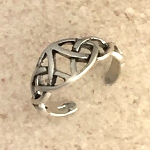 Celtic Triquetra Toe Ring • 925 Sterling Silver Toe Ring • Trinity Knot Toe Ring • Adjustable Toe Ring • Beach Jewelry • Yoga Jewelry