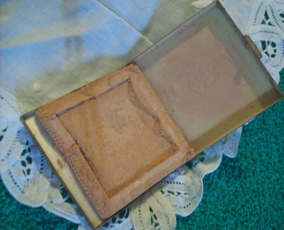 Vintage Gold tone Embossed Powder Compact/ Vintag… - image 2
