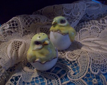 Yellow Ceramic Porcelain Bird Salt and Pepper/ Home Decor/ Dining Table Decor/ Vintage Chick Birds Hatching from Eggshells/ Easter Decor