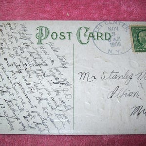 Puede incluir: Postal antigua con mensaje manuscrito, dirigida al Sr. Stanley Noaker en Albion, Michigan. Incluye un sello postal verde y un matasellos de Lee Center, NY, fechado el 3 de noviembre de 1909.