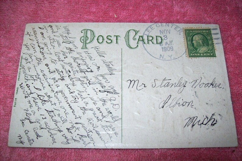 Puede incluir: Postal antigua con mensaje manuscrito, dirigida al Sr. Stanley Noaker en Albion, Michigan. Incluye un sello postal verde y un matasellos de Lee Center, NY, fechado el 3 de noviembre de 1909.