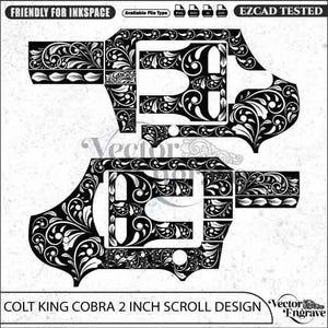 Könnte beinhalten: Eine schwarz-weiße digitale Vektorgrafik mit zwei Seitenansichten eines Colt King Cobra Revolvers, die jeweils mit einem komplizierten Rankenmuster verziert sind. Das Design enthält Textbeschriftungen wie FRIENDLY FOR INKSPACE, EZCAD TESTED und COLT KING COBRA 2 INCH SCROLL DESIGN.