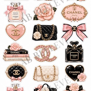 Puede incluir: Una colección de pegatinas troqueladas con ilustraciones temáticas de Chanel, incluyendo bolsos acolchados, frascos de perfume, flores de camelia, lazos, libros apilados y el logotipo CC entrelazado en tonos negro, rosa, oro y blanco.