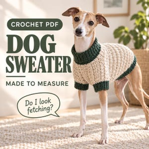 Puede incluir: Un suéter de ganchillo para perro con cuerpo color crema y cuello alto, puños y dobladillo acanalados en verde oscuro. El texto dice: CROCHET PDF DOG SWEATER MADE TO MEASURE. Un globo de texto incluye: Do I look fetching?