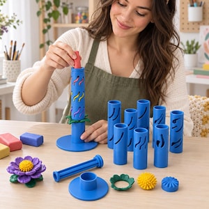 Könnte beinhalten: Ein Set aus blauen Kunststoff-Stapelzylindern mit Ausschnittmustern, einem blauen Sockel, einem blauen Stab, einem lila blumenförmigen Teil mit gelber Mitte, einem gelben Stachelball, einem kleinen blauen zahnradförmigen Teil sowie roten, blauen und gelben rechteckigen Blöcken.