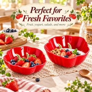 Könnte beinhalten: Zwei rote Keramikschalen mit gewelltem Rand, gefüllt mit Joghurt, Müsli, Erdbeeren und Blaubeeren. Über den Schalen befindet sich ein dekoratives Schild mit dem Text "Perfect for Fresh Favorites" und "Fruit, yogurt, salads, and more".