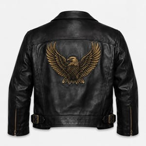 Giacca da motociclista da uomo in pelle nera, toppa ricamata con aquila dorata, accessori in ottone anticato.