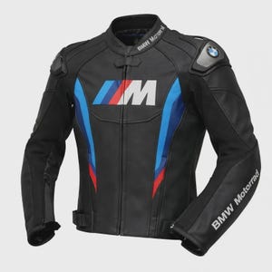 Op de afbeelding: Een zwart leren motorjas met het BMW M-logo op de borst en blauwe en rode strepen. De kraag toont de tekst BMW Motorrad en de mouwen zijn voorzien van het BMW Motorrad-logo. De jas heeft schouderbescherming en een ritssluiting aan de voorzijde.