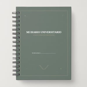 Peut inclure: Un carnet à spirales vert sauge avec le texte MI DIARIO UNIVERSITARIO en lettres capitales blanches sur la couverture. La couverture présente une fine bordure rectangulaire, une ligne horizontale pour un nom et un petit graphique géométrique.