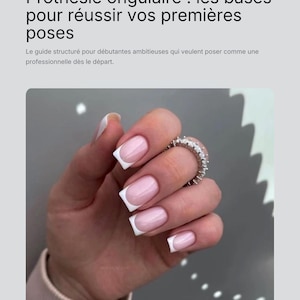 Peut inclure: Un ebook intitulé Prothésie ongulaire : les bases pour réussir vos premières poses, avec un sous-titre et l'image d'une main portant une manucure française et une bague éternité en argent avec des pierres claires à l'annulaire.