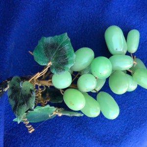 VINTAGE MARBLE GRAPES BUNCH CLUSTER SOLID CARVED LEAVES WIRE